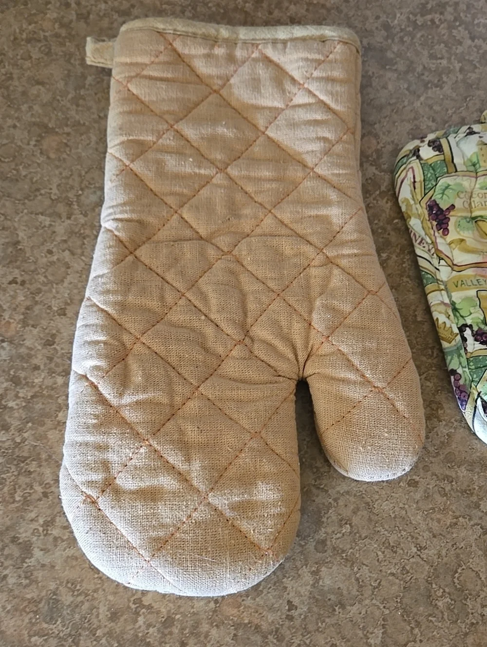 Quilted Beige Oven Mitt & Wine Print Pot Holder Set Kitchen Linen Accent Unisex